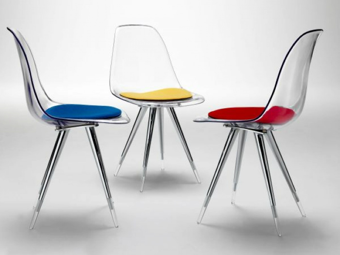 Για αυτές τις τρεις καρέκλες, δεν υπήρχε ούτε λόγος να μπουν, ούτε άλλη περιγραφή, ενώ η φωτογραφία τις αδικεί. Αλλά δεν γινόταν να μην τις δεις!