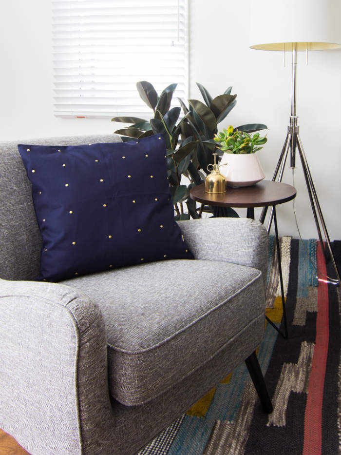 Μονόχρωμο μαξιλάρι με τρουκάκια. Ωραίος συνδυασμός χρώματος υφάσματος και τρουκς.