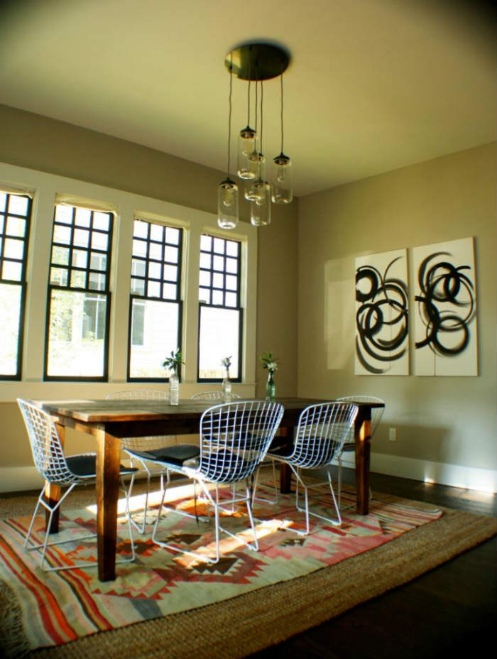 Η πλαισίωση, η οριοθέτηση και η αντίθεση είναι και εδώ το κίνητρο πίσω από την τοποθέτηση της κουρελούς στην μοκέτα.