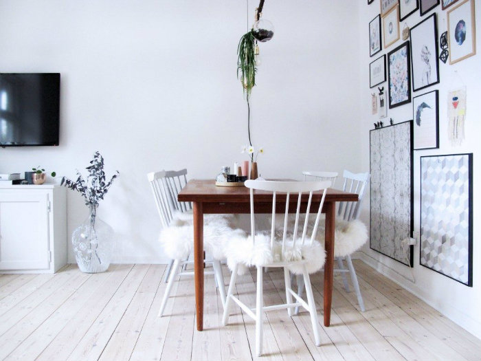 Προσιτή και όμορφη λύση: Μια μια προβιά φτιάχνεις μαξιλάρια για δύο καρέκλες τραπεζαρίας. Οι πιο άνετες που έχεις κάτσει ποτέ!