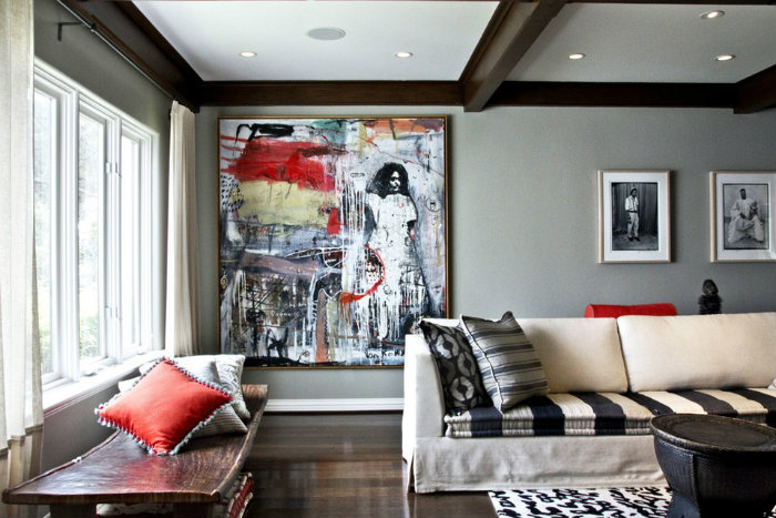 Γιατί ο πίνακας δεν είναι κεντραρισμένος πίσω από τον καναπέ; Μα για να φαίνεται από τον διάδρομο και όποιος τον διαβαίνει να αναφωνεί Wow! πριν μπεί στο σαλόνι!