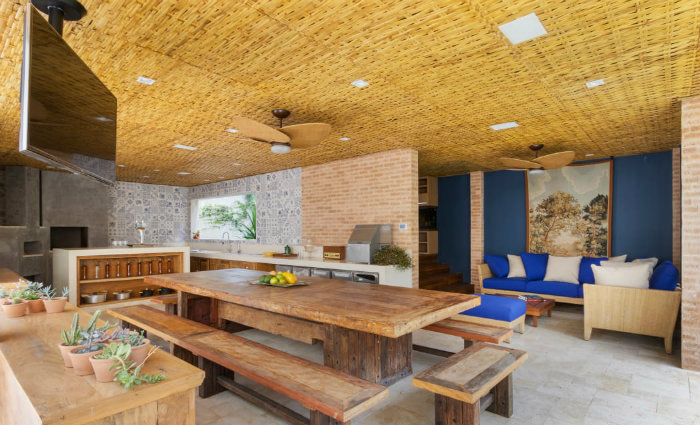 Στέγη από μπαμπού και βιομηχανικά, boho και ρουστίκ στοιχεία σε κερδίζουν από το πρώτο λεπτό.