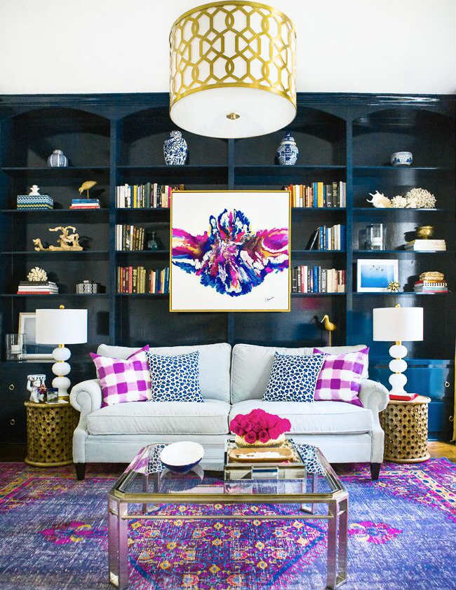 Όποιος κοιτάζει αυτό το δωμάτιο, νομίζει ότι του αρέσει η βιβλιοθήκη. Λάθος. Ευχαριστιέται όμως οπτικά όσο δεν πάει τις χρωματικές επιλογές του χώρου.