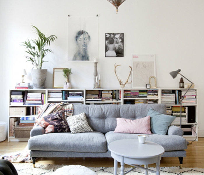 Η δεύτερη οριζόντια βιβλιοθήκη του αφιερώματος, είναι μεγάλη σε μήκος και απολύτως ταιριαστή με τον χώρο.