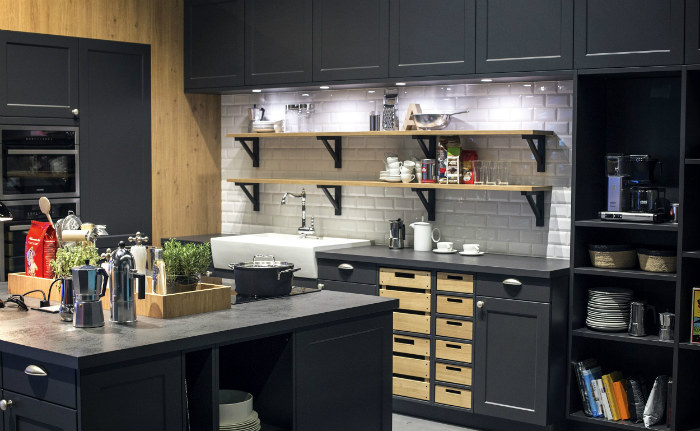 Μίξη ντουλαπιών και ραφιών με κεντρικό φωτισμό και φωτισμό κάτω από τα ντουλάπια.