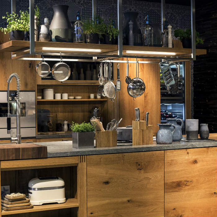 Εξαιρετικός φωτισμός και χώροι με ανοιχτά και κλειστά ντουλάπια.