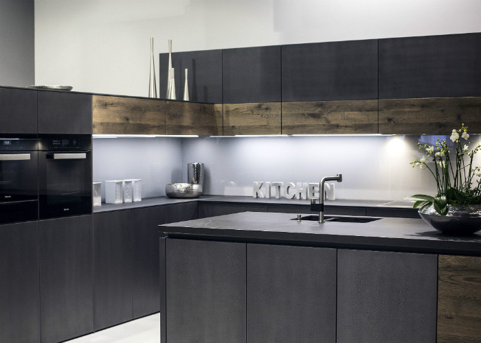 Όμορφος συνδυασμός τόσο χρωματικά, όσο και πρακτικά. Πολλά και μεγάλα ντουλάπια με την νησίδα νεροχύτη να δίνει επιπλέον λύσεις αποθήκευσης.