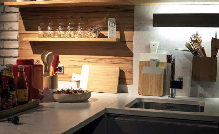 Απλός και κομψός σχεδιασμός σε αντίθεση πέτρας (γρανίτη) με ξύλο.