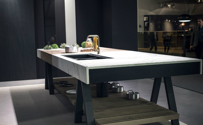 Η νησίδα της φωτογραφίας έχει μεγάλο αποθηκευτικό χώρο κάτω από αυτήν. Εξαιρετικό για μινιμαλιστικό σπίτι, αλλά δημιουργεί ερωτηματικά σχετικά με την σκόνη στα σκεύη και την τυχόν ακαταλληλότητα σε σπίτι με παιδιά ή κατοικίδια.