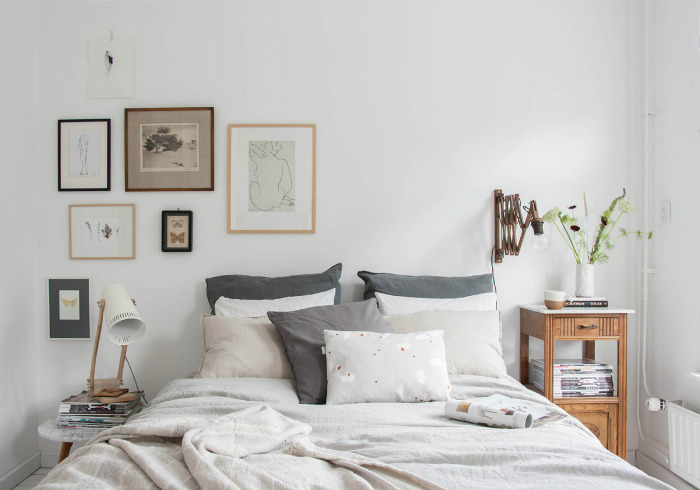 Συμμετρία; Ποια συμμετρία και τι να την κάνει κανείς; Διαφορετικά κομοδίνα και ασύμμετρα καδράκια μας κερδίζουν γιατί θυμίζει σπίτι!