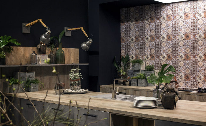 Boho-βιομηχανική κουζίνα με ανοιχτά και κλειστά ράφια αποθήκευσης και δίδυμα φωτιστικά στο ράφι.