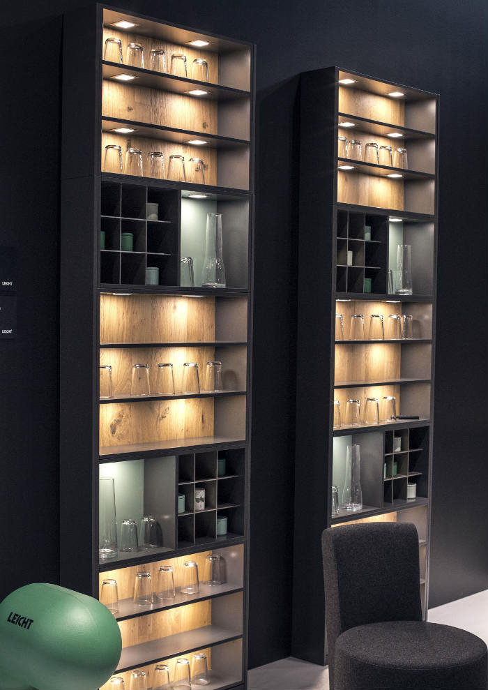 Οι παλιές βιτρίνες της γιαγιάς με την «προίκα», μετασχηματίστηκαν και άλλαξαν στυλ και...φωτισμό!