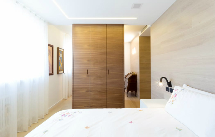 Σε ανοιχτούς, ενιαίους χώρους, μπορείς να κόψεις οπτικά σε μικρότερα δωμάτια με χρήση ντουλάπας ή βιβλιοθήκης, για περισσότερη ιδιωτικότητα.