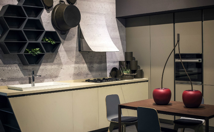 Τα εξαγωνικά ράφια προσφέρουν γεωματρικό στυλ στην μοντέρνα κουζίνα σου.