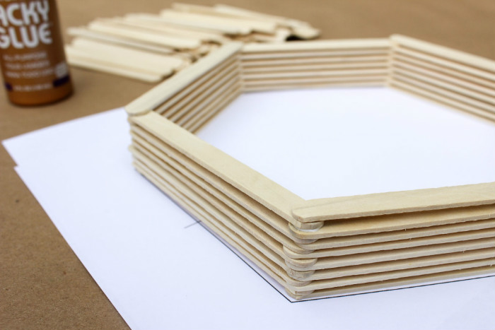 Λίγο πριν το τέλος της κατασκευής, βεβαιώσου ότι όλα πάνε καλά. Το τελικό αποτέλεσμα του δημιουργού έχει 16 ξυλάκια σε κάθε πλευρά (6χ16=96)