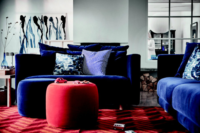 Ο Σκανδιναβικός Μπλε καναπές είτε ασορτί με ότομαν ίδιου χρώματος, είναι με κόκκινο για αντίθεση, έχει ήδη μπει σε λίστες αρκετών καταναλωτών.
