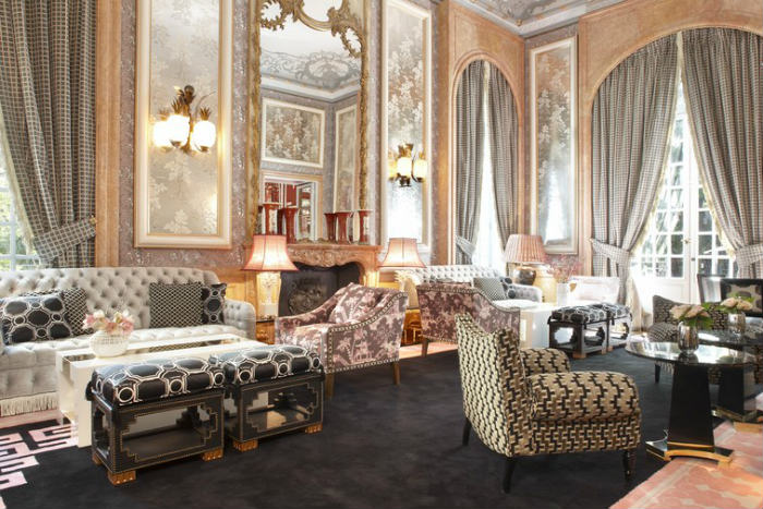 Πολλά διαφορετικά μοτίβα από τον διακοσμητή Castillo σε αυτό το λόμπυ ξενοδοχείου στην Ισπανία. Δεν αγχώθηκε ιδιαίτερα για αυτό το ξεχωριστό αποτέλεσμα.