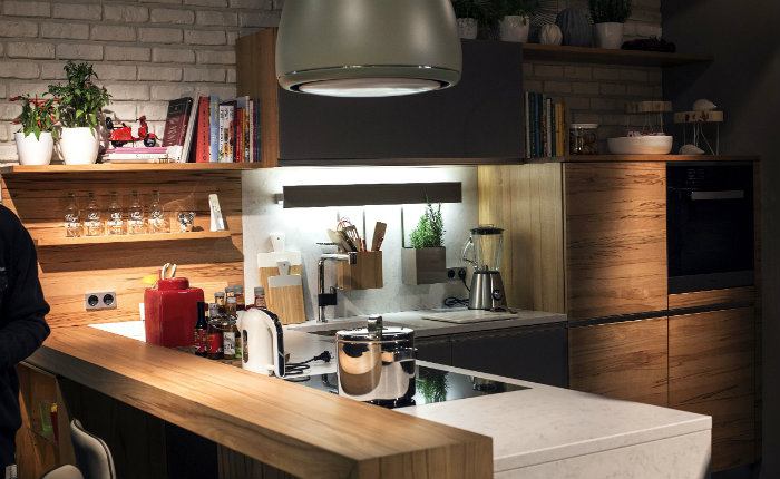 Εδώ έχουμε ένα κεντρικό φωτισμό και κρυφό φωτισμό πάνω από τον νεροχύτη.