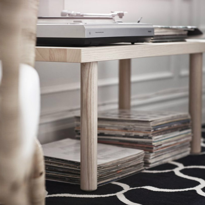 Το τραπεζάκι είναι κατασκευασμένο από φλαμούρι με λούστρο από το ίδιο υλικό.