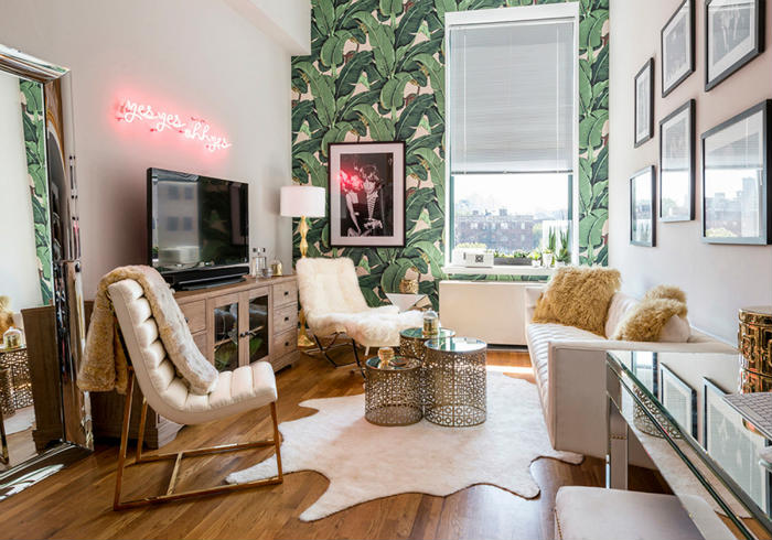 Δεν είναι μεγάλες οι πολυθρόνες και ο καναπές σε αυτό το σαλόνι; Δεν είναι πανέμορφα όλα;