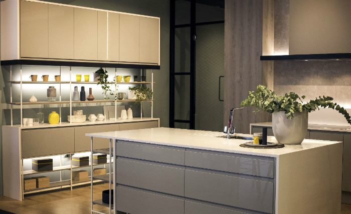 Ντουλάπια με ξύλο, ντουλάπια με τζάμι και ανοιχτά ράφια για να τοποθετήσεις τα καλύτερά σου υαλικά, φυτά και διακοσμητικά