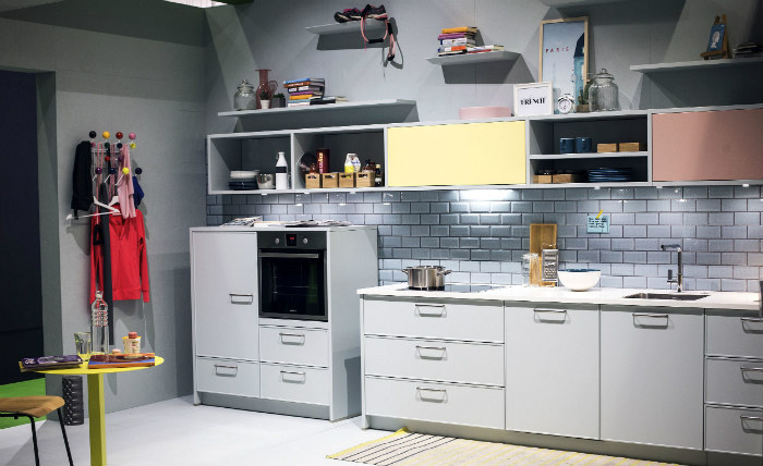 Αυτό το όμορφο μπλε γκρι κολακεύει το γυαλιστερό subway πλακάκι .