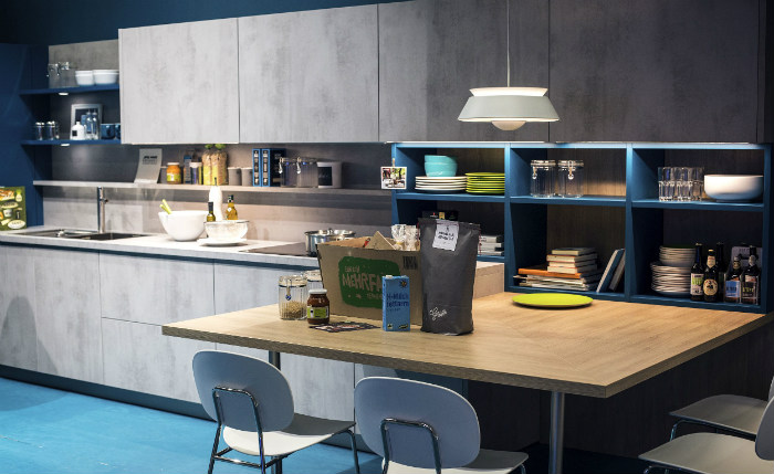 Το μπλε πάτωμα και οι λεπτομέρειες στα ράφια, αλλάζουν δραστικά την κουζίνα.