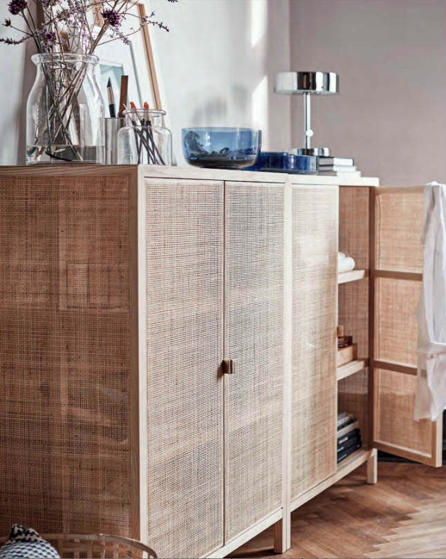 Το ντουλάπι, τα ανθοδοχεία, το μπωλ και τα φωτιστικά είναι από τα πιο ποιοτικά στοιχεία της συλλογής.