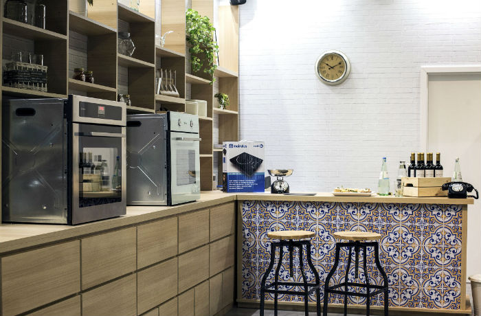 Συνδυασμός ανοιχτών και κλειστών ντουλαπιών από το πάτωμα μέχρι το ταβάνι. Το αποτέλεσμα είναι εντυπωσιακό.