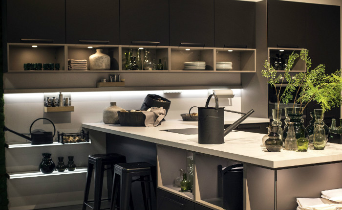 Εδώ βλέπετε μικρά φώτα σε κάθε ράφι και ένα φωτιστικό ταινία, κατά μήκος του ραφιού.