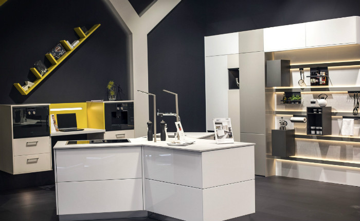 Μινιμαλιστική κουζίνα με κίτρινο χρώμα.