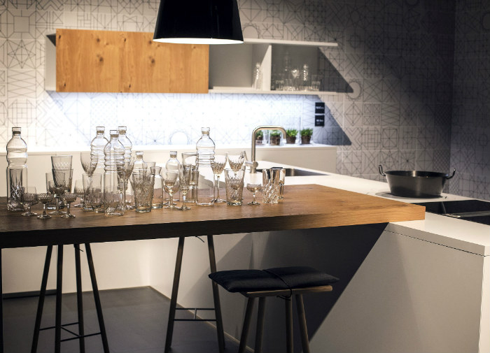 Ανοιχτά και κλειστά ράφια στην ίδια κατασκευή για όμορφο αισθητικό αποτέλεσμα.