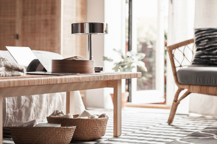 Ο δίσκος αναμένεται να κυκλοφορήσει περίπου στα 15 ευρώ και έχει περισσότερες επιστρώσεις από ότι φαντάζεσαι και το τραπέζι είναι κατασκευασμένο από φλαμούρι, ρατάν και πεύκο.