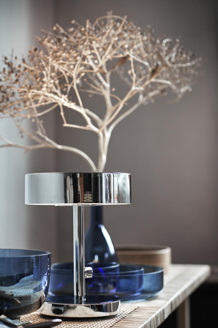 Το φωτιστικό είναι dimmable με διάφανο καλώδιο με χρωμιωμένο ατσάλι και γυαλί.