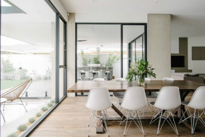 Σε ένα δωμάτιο όπως εδώ, με καρέκλες τραπεζαρίας midcentury μέσα και τις Acapulco έξω, το μονοκόμματο τζάμι είναι μονόδρομος ώστε να μην επηρεάζεται στο ελάχιστο η επικοινωνία του μέσα με το έξω.