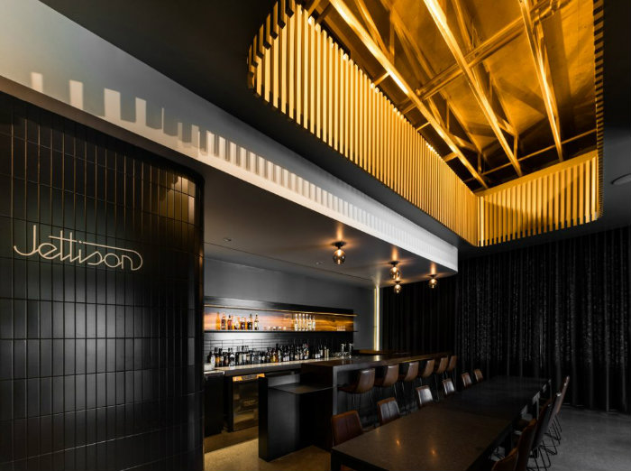 To εσωτερικό του καφέ-coctail bar είναι το ίδιο εντυπωσιακό με το μέσα!