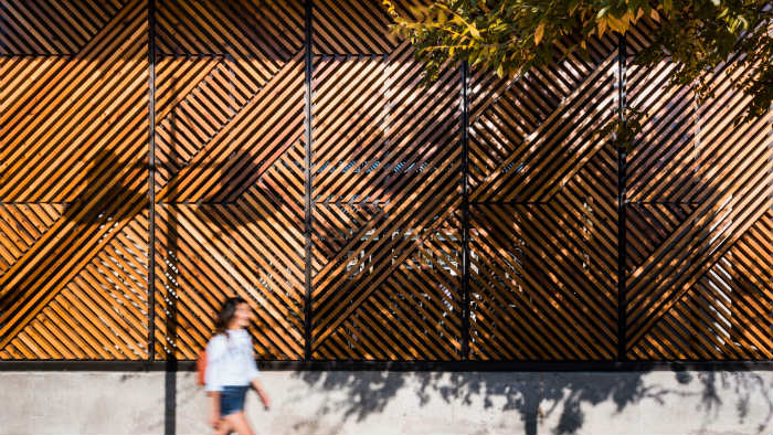 Το μοτίβο θυμίζει ψαροκόκαλο, όμως είναι πολύ πιο περίτεχνο και επιτρέπει μεγάλη ποσότητα φυσικού φωτός.