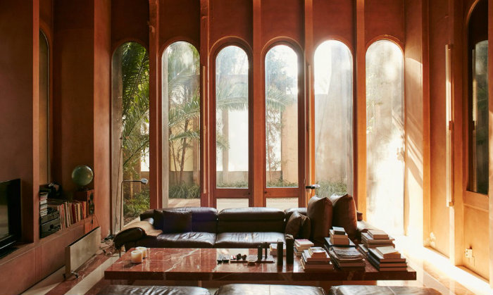 Οι ισπανοαραβικές αψίδες είναι αναπόσπαστο κομμάτι του αρχιτεκτονικού πολιτισμού της χώρας, όπως και το αμιγώς αραμπέσκ στοιχείο στους κήπους και την αρχιτεκτονική.