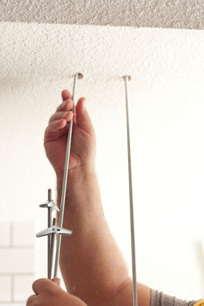 Βίδωσε τις ντίζες (σπειρωτές ράβδους) στο ταβάνι και έχεις ξεκινήσει την συναρμολόγηση της κατασκευής!