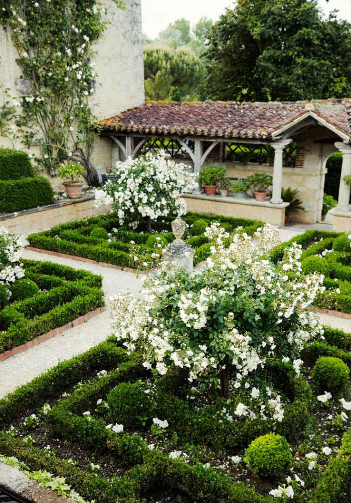 Όμορφοι κήποι σε έπαυλη του 16ου αιώνα στην Γαλλία, με πανέμορφες τριανταφυλλιές και υπέροχη αρχιτεκτονική τοπίου.
