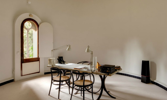 Το γραφείο του Ισπανού αρχιτέκτονα είναι μινιμαλιστικό, απλό και με αρκετό φυσικό φως.