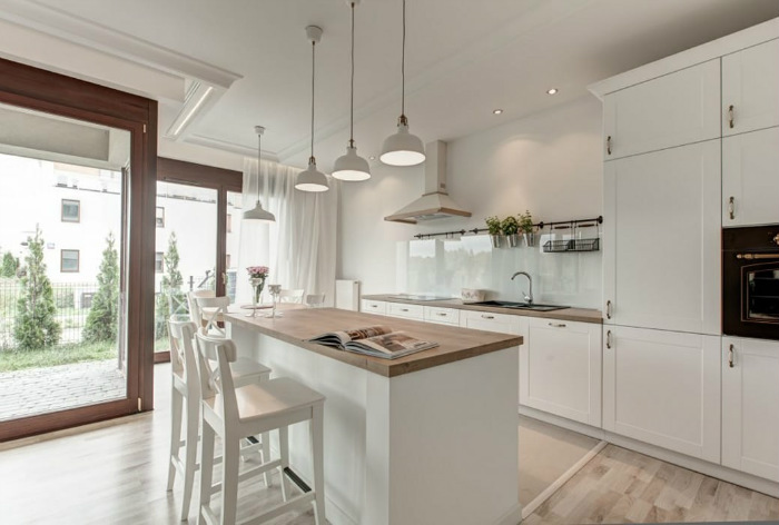 Το διαμέρισμα έχει ως βάση τις αποχρώσεις του λευκού και είναι μοντέρνο, στην βάση όμως που δεν θα είναι παρωχημένο σε λίγα χρόνια: άρα κλασσικά μοντέρνο.