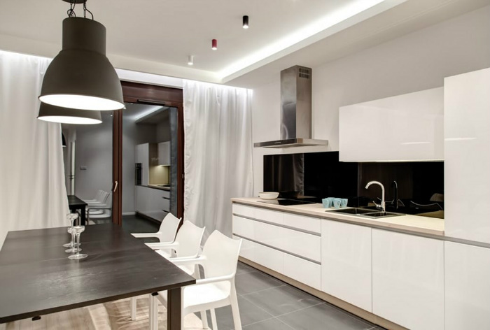 Όμορφη λεπτομέρεια το μαύρο backsplash πίσω από τον νεροχύτη.