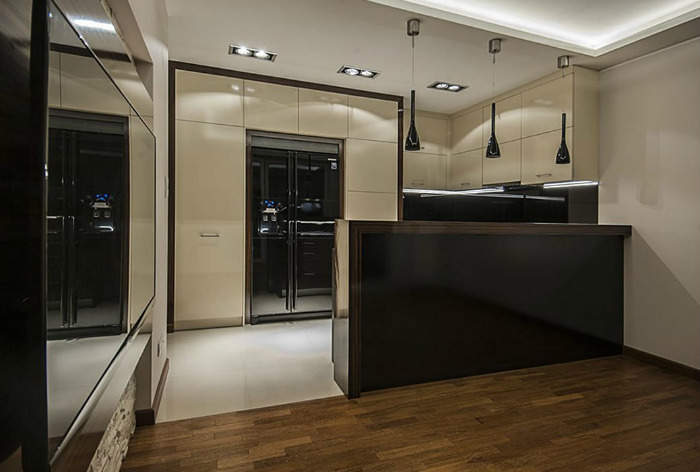 Ώρα για δραματικό στυλ στο σκούρο διαμέρισμα.