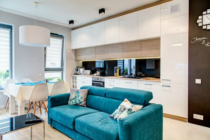 Ο τυρκουάζ καναπές δεσπόζει στο σαλόνι.