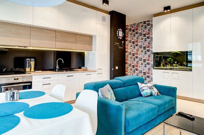 Ναι, το ενυδρείο στην δεξιά γωνία έχει ενσωματωθεί στα ντουλάπια!