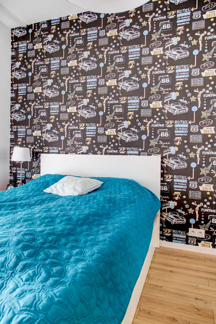 Η ταπετσαρία στον ένα τοίχο δίνει εξαιρετικό χαρακτήρα στο δωμάτιο.