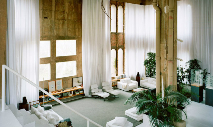 Δεν γνωρίζουμε πόσα μέτρα είναι αυτές οι μεγαλοπρεπείς κουρτίνες, αλλά λυπόμαστε αυτόν που θα τις πλύνει...