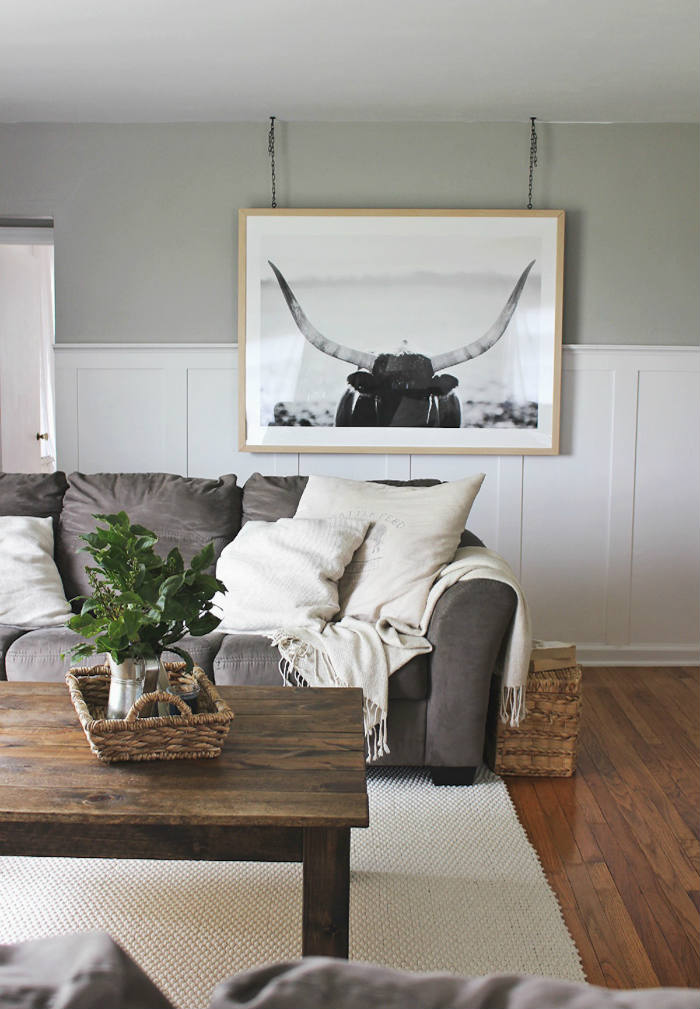 ; Ένας καλός τρόπος είναι τα γαντζάκια από το ταβάνι, με αλυσίδα ή ιμάντα για πιο βαρείς πίνακες ή έργα τέχνης ή τα αυτοκόλλητα γαντζάκια, αν μιλάμε για ελαφριά κομμάτια.