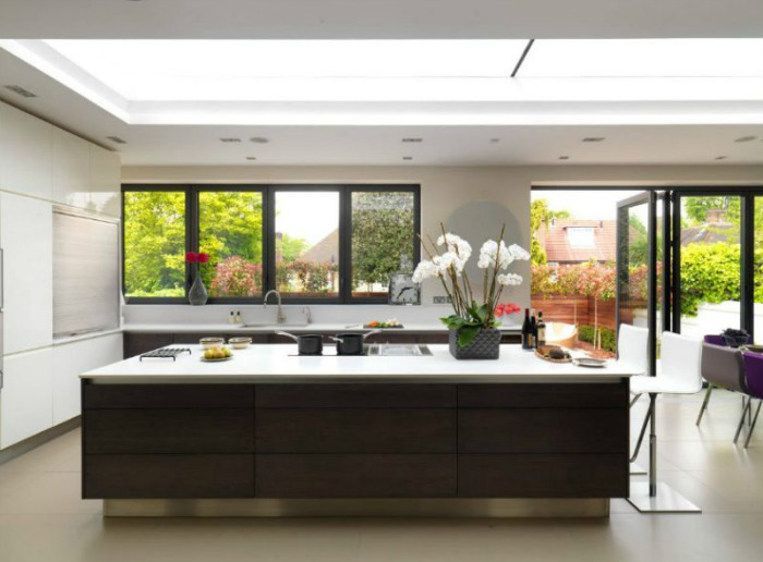 Πόσο χαμένη θα πήγαινε αυτή η θέα με τα ζωντανά χρώματα με καφέ ξύλινο πλαίσιο για παράδειγμα; Πολύ. Αυτή είναι η αξία του μαύρου σε ένα χώρο με πολλά λευκά αντικείμενα.